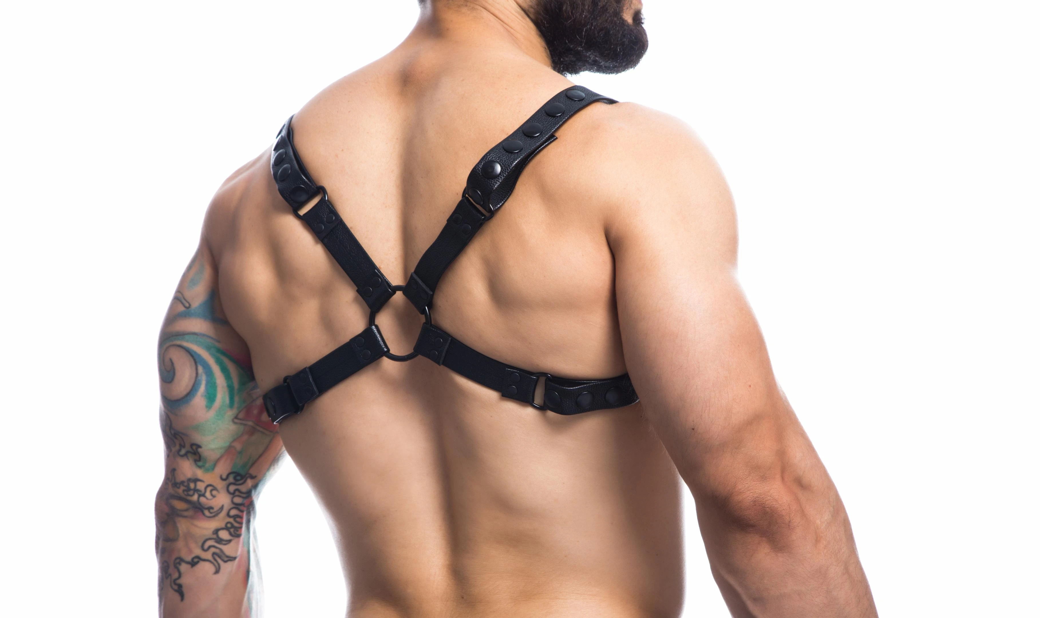 Schwarzer Brust-Harness 01, Cut4Men Brust-Harness aus Kunstleder mit markanten Metallringen und verstellbaren Schnallen für perfekten Sitz